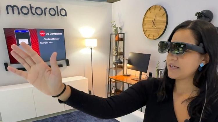 Usando o óculos de realidade aumentada Lenovo Thinkreality A3