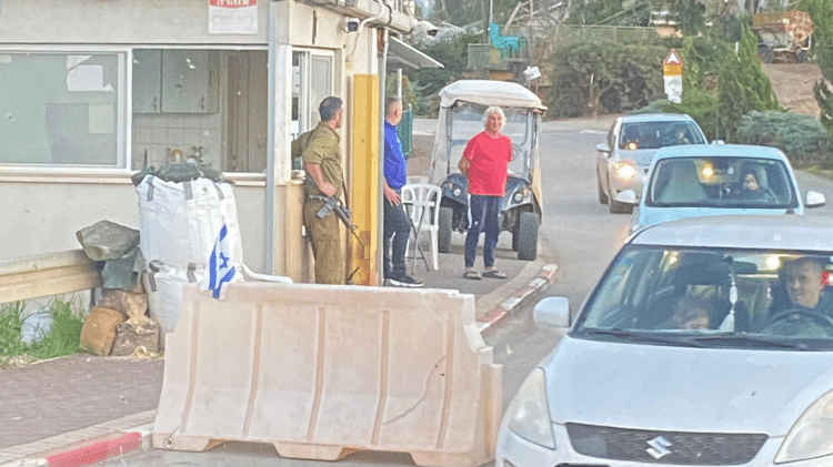 Na entrada do kibutz Kfar Blum, soldados fazem o policiamento local
