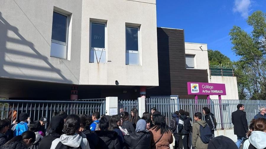 Familiares da estudante ficaram em frente à escola para ninguém entrar na quarta-feira (3), um dia após as agressões