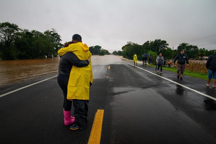 Casal observa interdição na rodovia ERS-287, na região de Picada Mariante