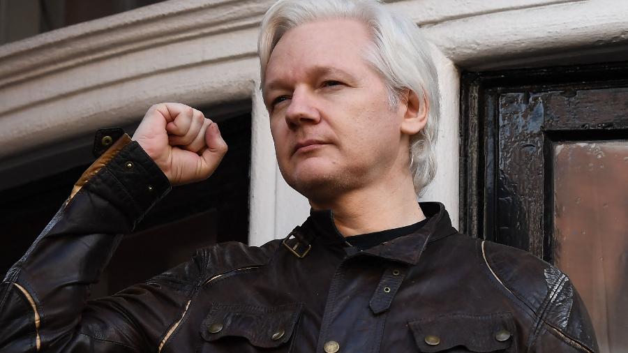 Imagem de arquivo mostra Assange na Embaixada do Equador em Londres