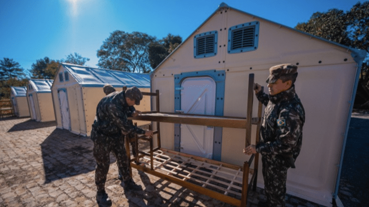Militares do Exército Brasileiro auxiliaram na montagem das casas modulares