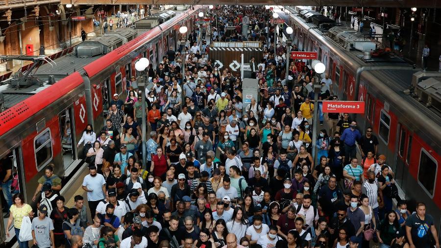 Movimentação de passageiros em estação da CPTM em São Paulo