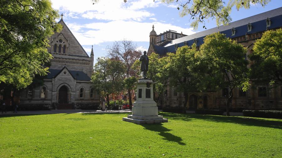 Número de estudantes internacionais que iniciarão um curso no país será limitado em 270 mil pessoas; na foto, Universidade de Adelaide