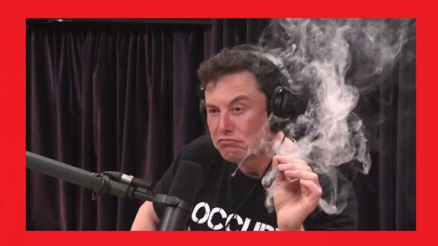 Elon Musk, um expoente da extrema-direita internacional, posa de doidão num podcast. No Brasil, teve de tragar a democracia