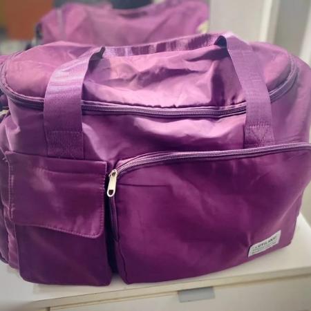 Bolsa da viagem está disponível em diferentes cores, como lilás, preta e cinza