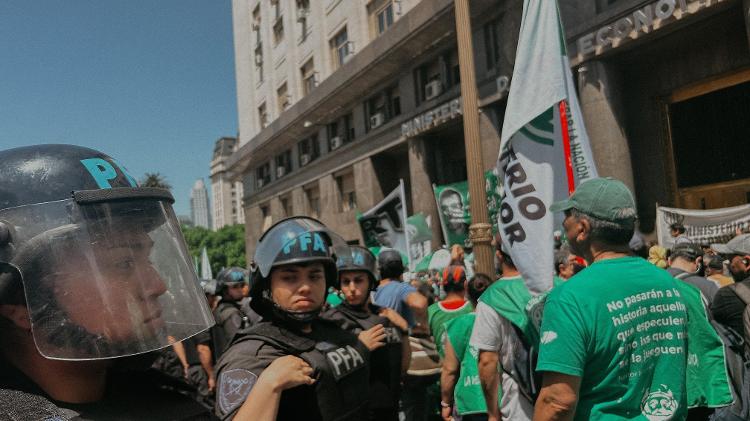 Trabalhadores estatais e sindicatos protestaram contra o governo Milei em Buenos Aires nesta quinta (7)