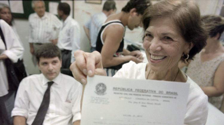 Eunice Paiva, acompanhada do filho Marcelo Rubens Paiva, recebe a certidão de óbito de Rubens Paiva (seu marido desaparecido desde 1971)