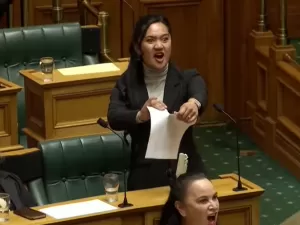 Por que deputados maoris da Nova Zelândia fizeram 'haka' no parlamento?