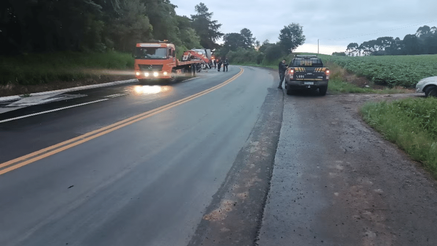 Acidente entre ambulância e caminhão na BR-476 deixou 4 mortos