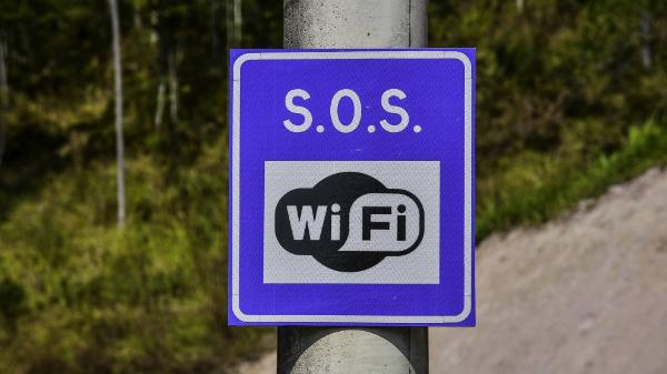 Placas informativas de SOS e Wi-Fi na Rodovia dos Tamoios (SP-99)