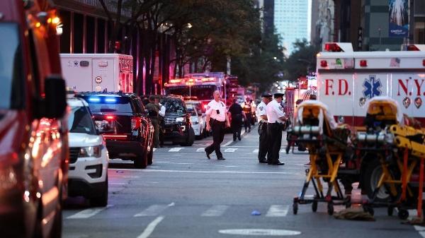 Policiais interditam vias em torno de prédio onde ocorreu ataque a tiros em NY