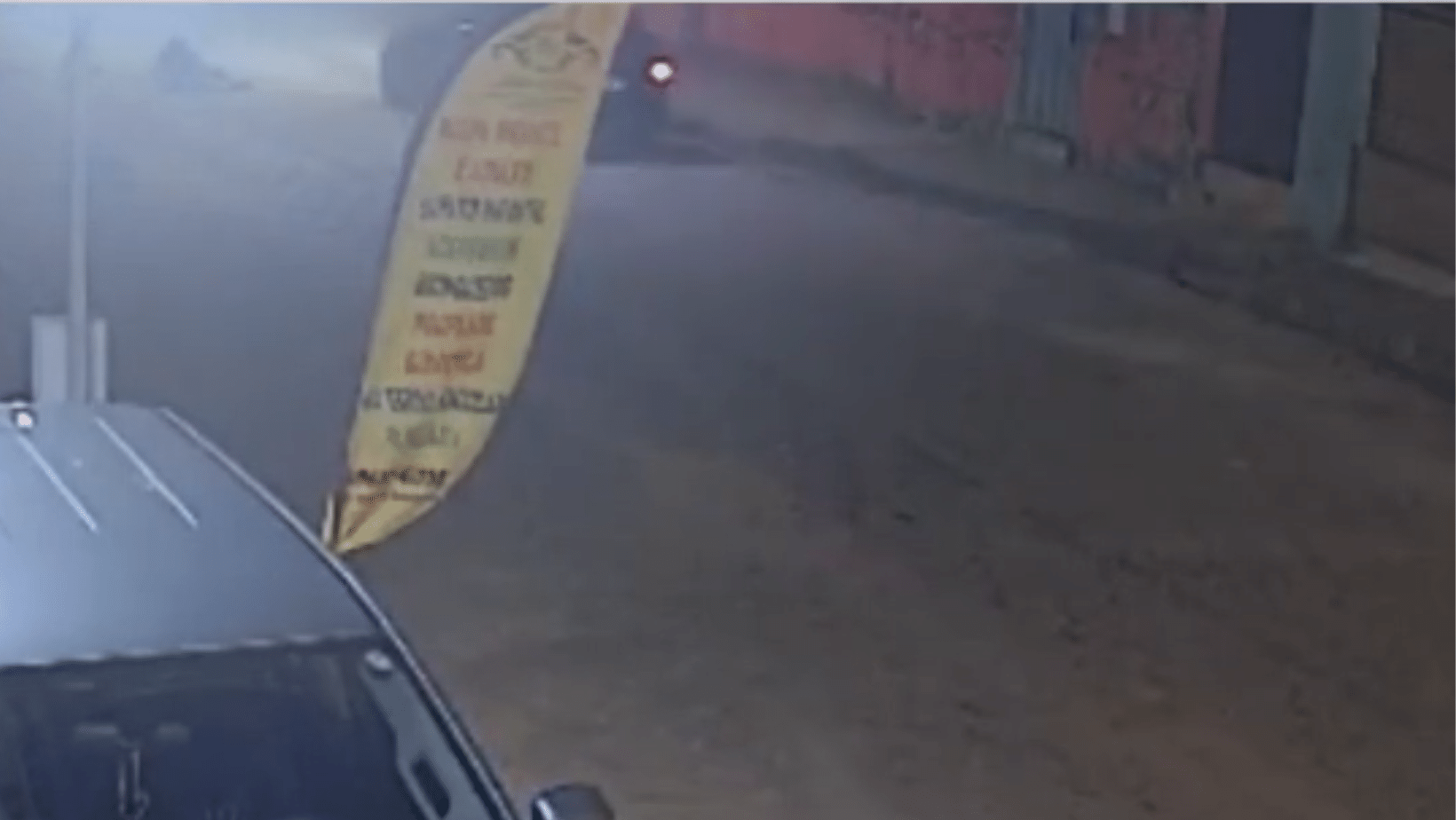 Vídeo capturou momento em que mulher cai no chão e é arrastada pelo ex  - undefined