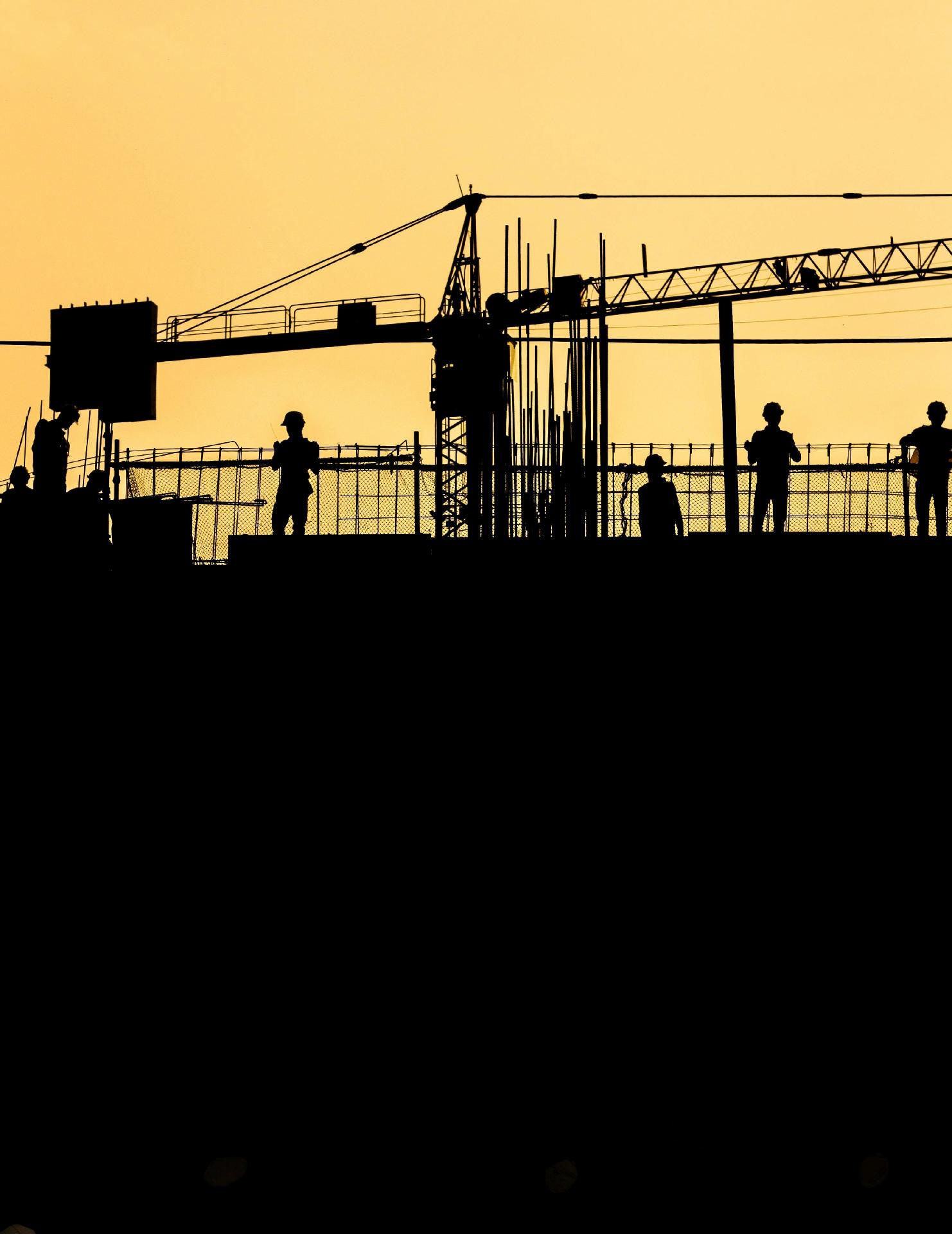 Silhuetas de homens trabalhando em construção - undefined