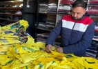 Lojistas reclamam de camisas encalhadas após eliminação na Copa: 'Prejuízo'