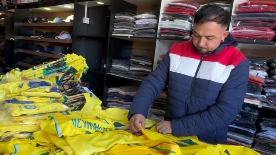 Vendedores reclamam de camisas do Brasil encalhadas após eliminação na Copa Vendedores reclamam de camisas do Brasil encalhadas após eliminação na Copa