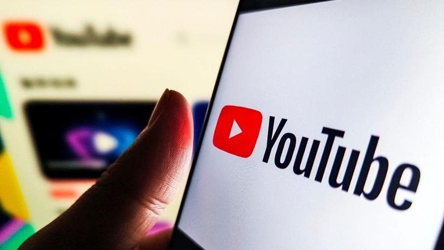 Pessoa usa o YouTube em tela de computador Pessoa usa o YouTube em tela de computador