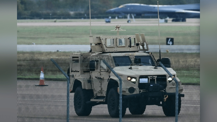 28.set.26 - Veículo blindado patrulha o interior da base da RAF em Fairford, no sudoeste da Inglaterra um dia depois de a polícia antiterrorismo britânica ter investigado um incidente "de grande porte" nas proximidades da base