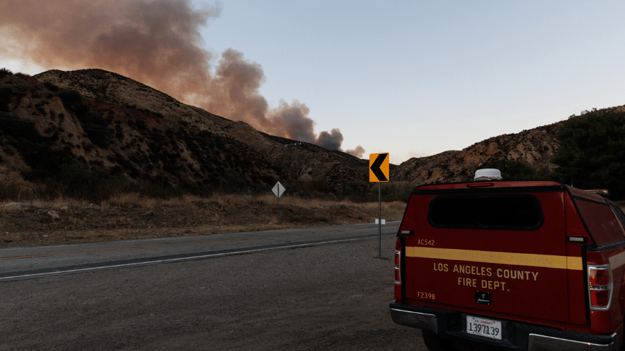 3.out.2026 - Fumaça sobe após incêndio na Floresta Nacional de Angeles, perto de Santa Clarita, na Califórnia