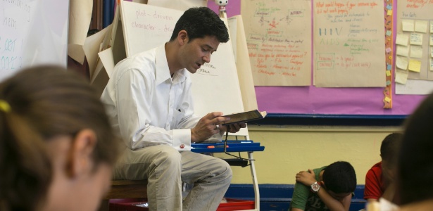 Julian Marsano lê para seus alunos da 5ª Série em uma sala de aula na Escola Pública 124, no Brooklyn, em Nova York - Dave Sanders/The New York Times