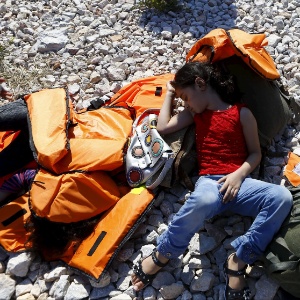 Menina síria dorme próximo ao porto de Izmir, na Turquia