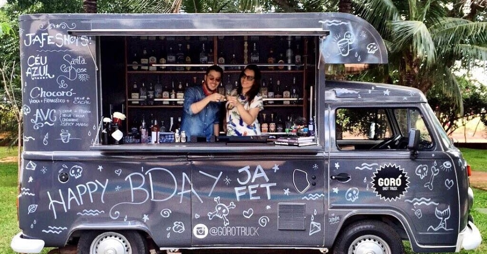 Mineiros criam goró truck para servir drinks em copo de gelo em eventos Notícias UOL Economia Aparador Suspenso Ikea ~ Mineiros criam goró truck para servir drinks em copo de gelo em eventos Notícias UOL Economia