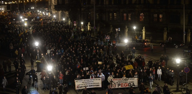 Três dias após ataques, movimento anti-imigração reuniu 10 mil pessoas na Alemanha