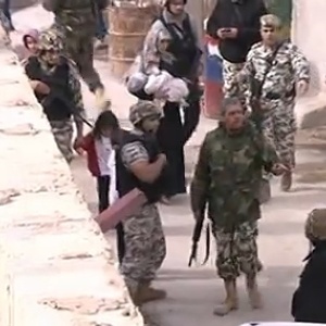 Saja al-Dulaimi (no canto esquerdo, no alto da imagem, carregando um bebê), ex-mulher de Abu Bakr al-Baghdadi, líder do Estado Islâmico, foi libertada hoje - Reprodução/Al-Jazeera