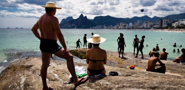 Banhistas lotaram as praias da cidade nesta segunda (28) - Guito Moreto / Ag. O Globo