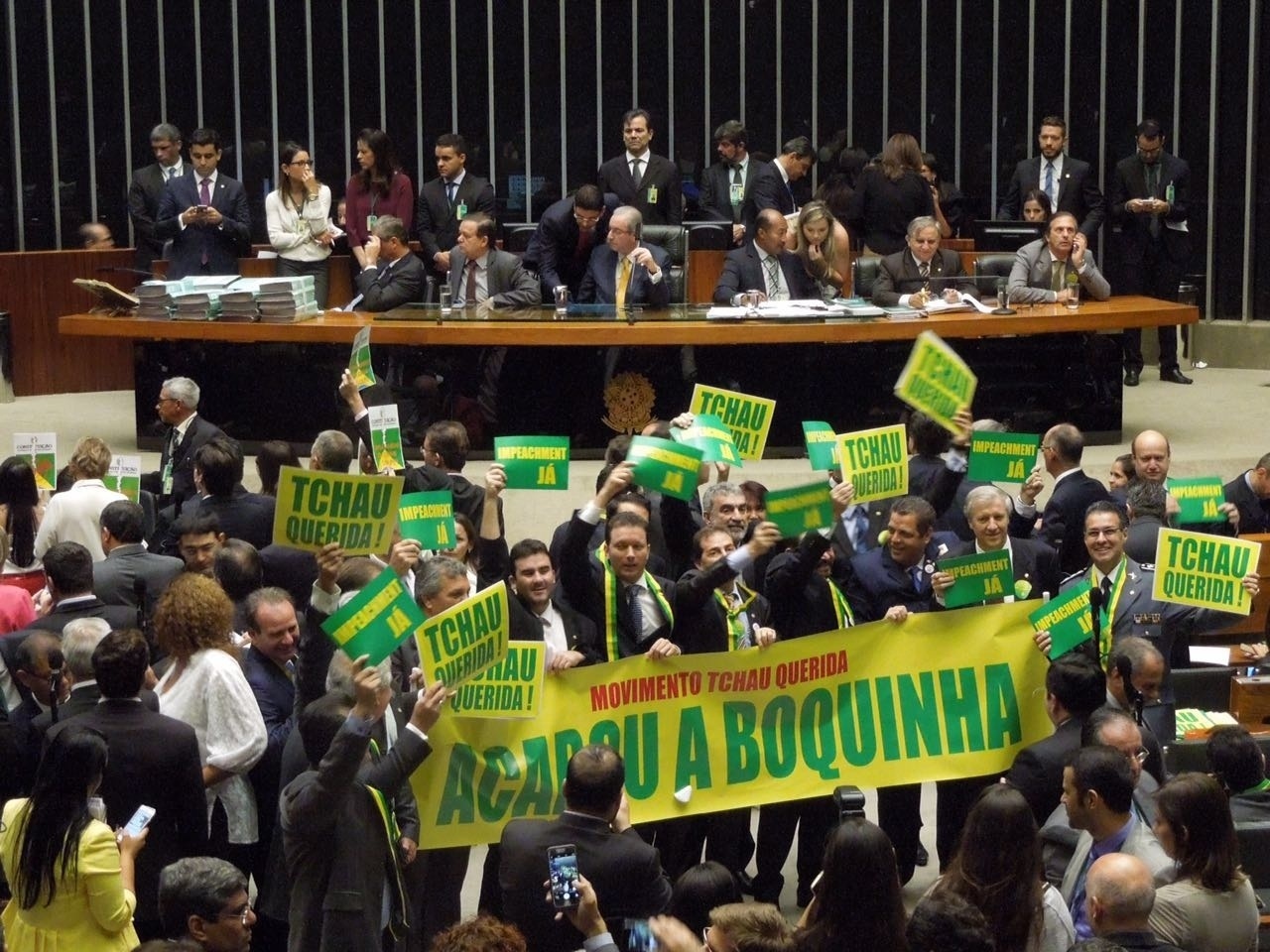 15.abr.2016 - Deputados a favor do processo de impeachment da presidente Dilma Rousseff exibem faixas e cartazes no plenário da Câmara. Os deputados federais começaram hoje a analisar a abertura do processo de impeachment - Márcio Neves/UOL