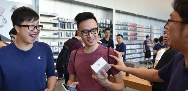 Cliente recebe iPhone 7 em uma Apple Store em Guangzhou, capital da província de Guangdong, no sul da China - Wu Lu/Xinhua