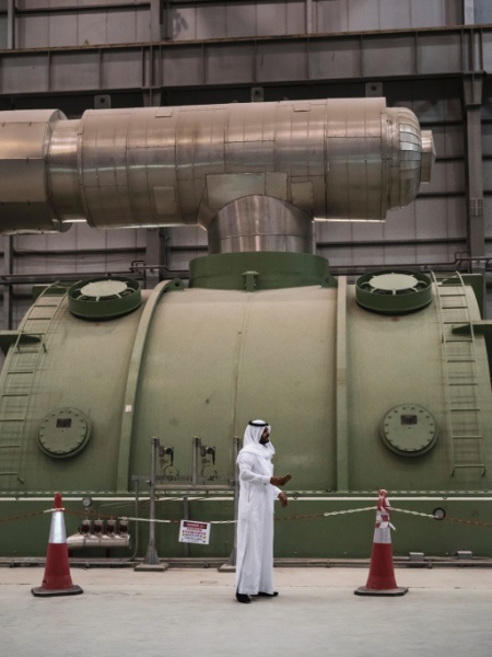 Sala da turbina em uma usina de energia, que queima petróleo cru para produzir eletricidade, na Arábia Saudita - Sergey Ponomarev/The New York Times