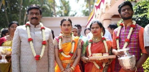 Janardhana Reddy (esq.) com a filha e outros membros da família - Janardhana Reddy Family