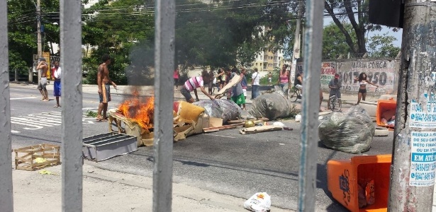 Moradores fecham avenida com barricadas em protesto contra operação da polícia - Reprodução/Facebook