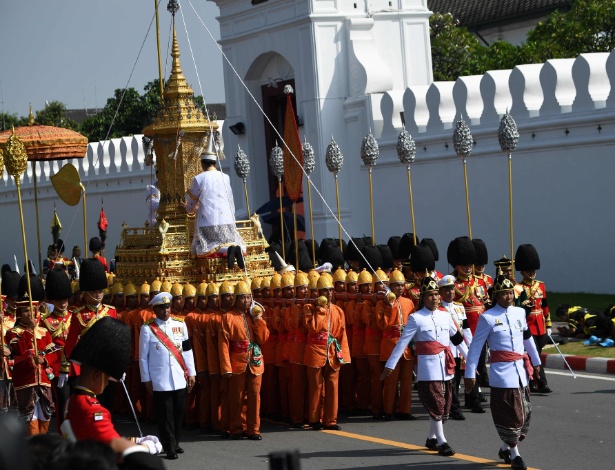 Urna real é transportada durante cortejo fúnebre do rei Bhumibol Adulyadej nesta 5ª - Roberto Schmidt/AFP Photo