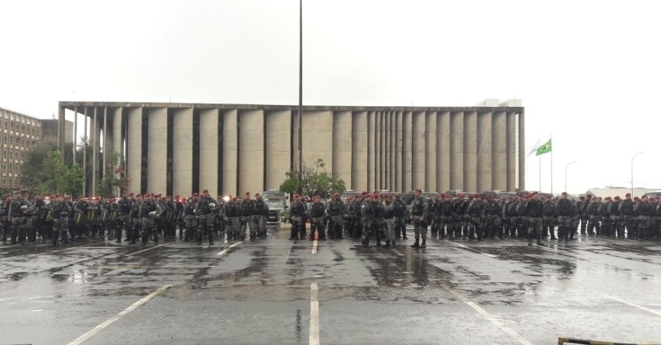 4.abr.2018 - Homens da Força Nacional em formação ao lado do Ministério da Justiça