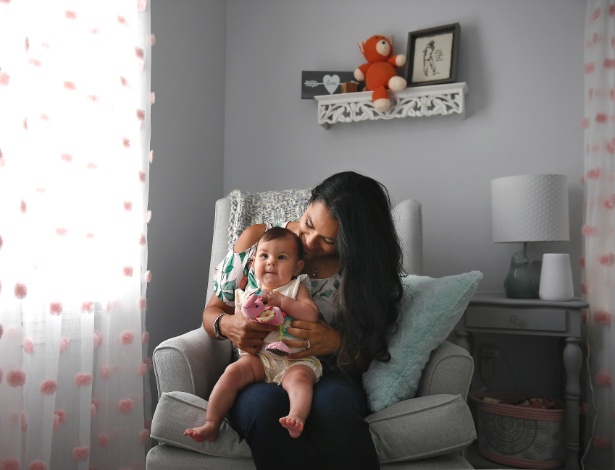 Nicole Roberts com sua filha Amelia, de 5 neses; ela usou o aplicativo Ava para engravidar - Jessica Hill/The New York Times