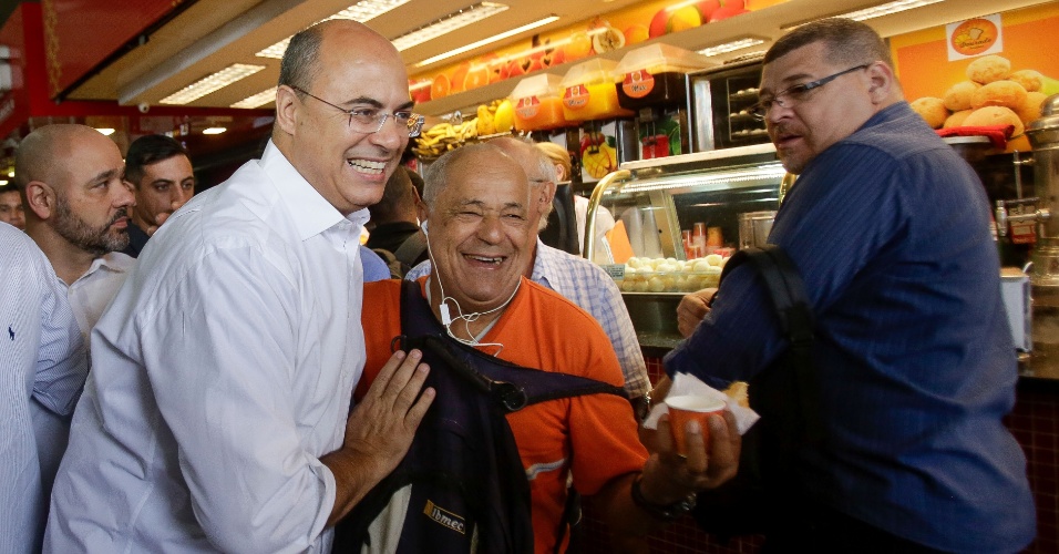 29.out.2018 - Governador eleito do Rio, Wilson Witzel (PSC), toma café e conversa com eleitores na estação Central do Brasil, no centro da capital