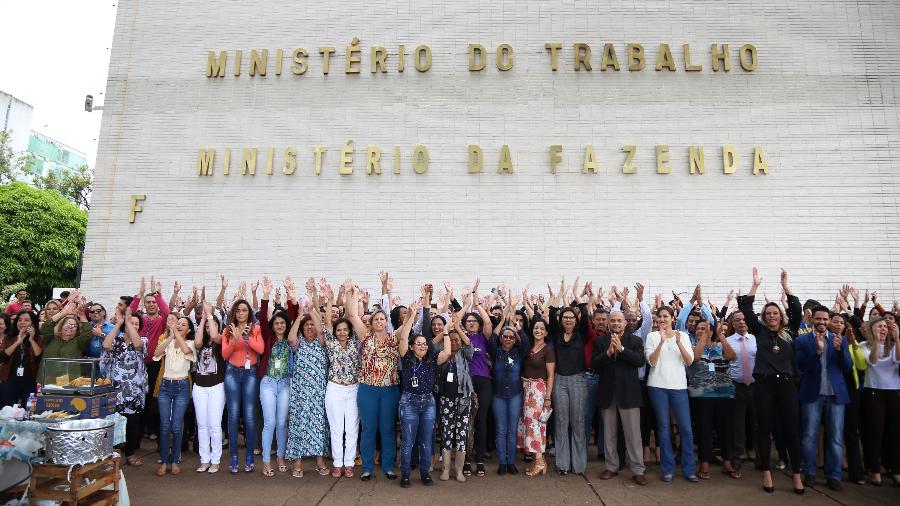 Servidores do Ministério do Trabalho protestam em frente ao edifício-sede contra o fim da pasta - Edu Andrade/Divulgação/MTE