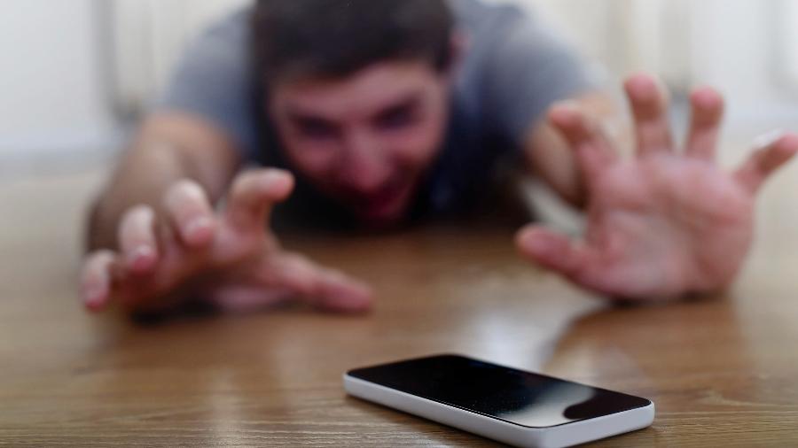 Muitas pessoas não conseguem ficar longe do celular. No Brasil, 15 a cada 100 internautas não suportam se afastar dos aparelhos em momento algum. - Getty Images/iStockphoto