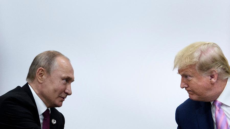 28.jun.2019 - Presidente dos EUA, Donald Trump, e o presidente da Rússia, Vladimir Putin, durante a cúpula do G20 em Osaka, no Japão - Brendan Smialowski / AFP
