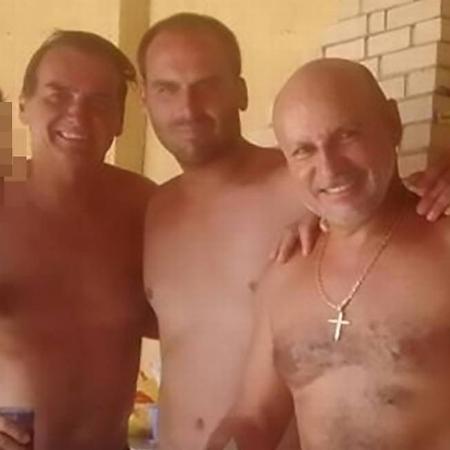 O ex-assessor Fabrício Queiroz em confraternização com o presidente Jair Bolsonaro (Sem partido) e o deputado federal Eduardo Bolsonaro (PSL-SP) - Reprodução