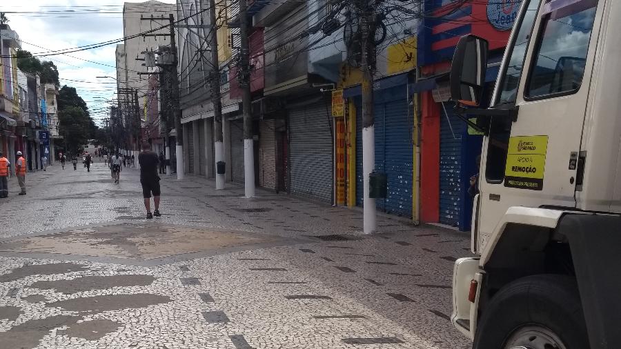 Caminhão de fiscalização da Prefeitura estacionado no Largo Treze, em Santo Amaro, em meio à quarentena - Alex Tajra/ UOL