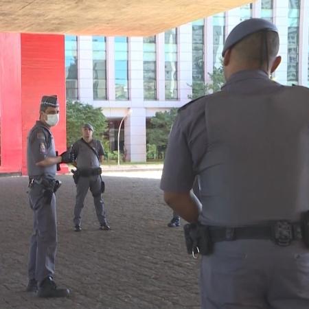 Policiais Militares no vão do MASP, em São Paulo, durante o surto de coronavírus - AFP