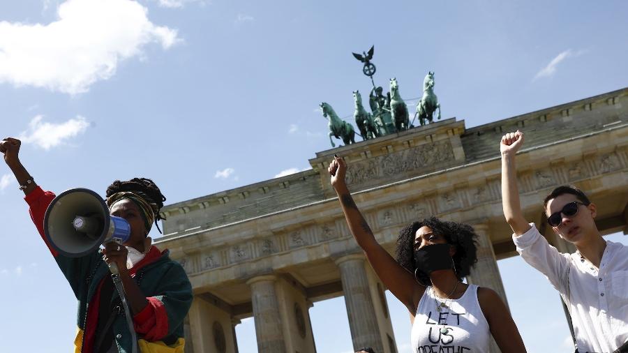 Apoiadores do movimento Black Lives Matter protestam em frente ao Portão de Brandembrugo, em Berlim, após a morte de George Floyd em Minneapolis (EUA) no início da semana - Michelle Tantussi/Efe