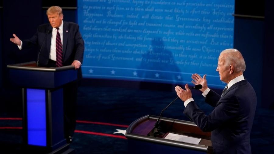 Donald Trump (à esq.) e Joe Biden (à dir.) durante debate em Cleveland - Reuters