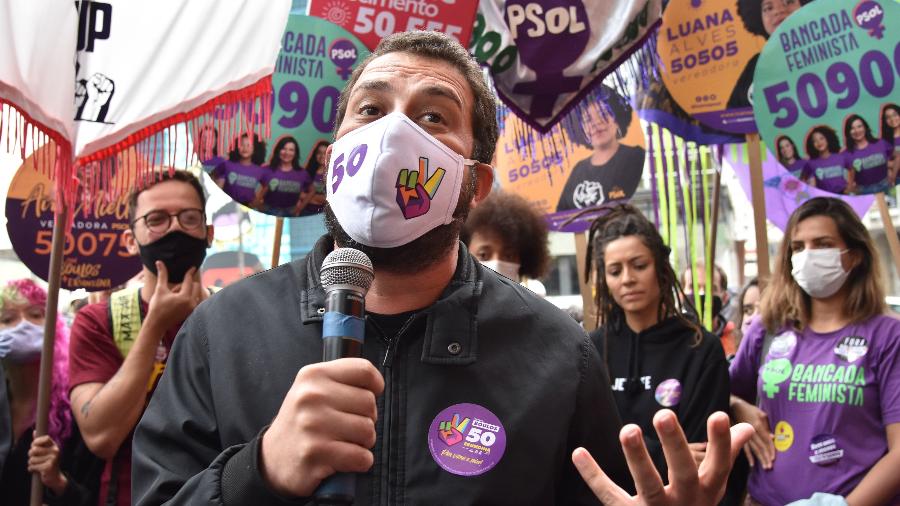 16 out. 2020 - Guilherme Boulos (Psol) faz campanha na Praça Roosevelt, no centro de São Paulo - ROBERTO CASIMIRO/FOTOARENA/ESTADÃO CONTEÚDO