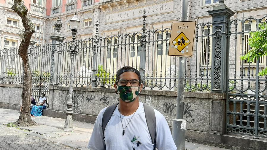 19.out.2020 - O estudante Artur Mineiro, 18, no primeiro dia de retorno da rede pública do Rio - Marcela Lemos/UOL