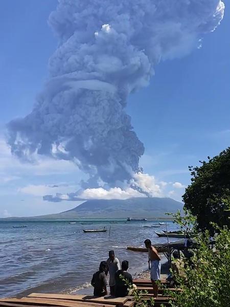 Moradores observam erupção do vulcão Lewotolo, na Indonésia - Joy Christian/AFP