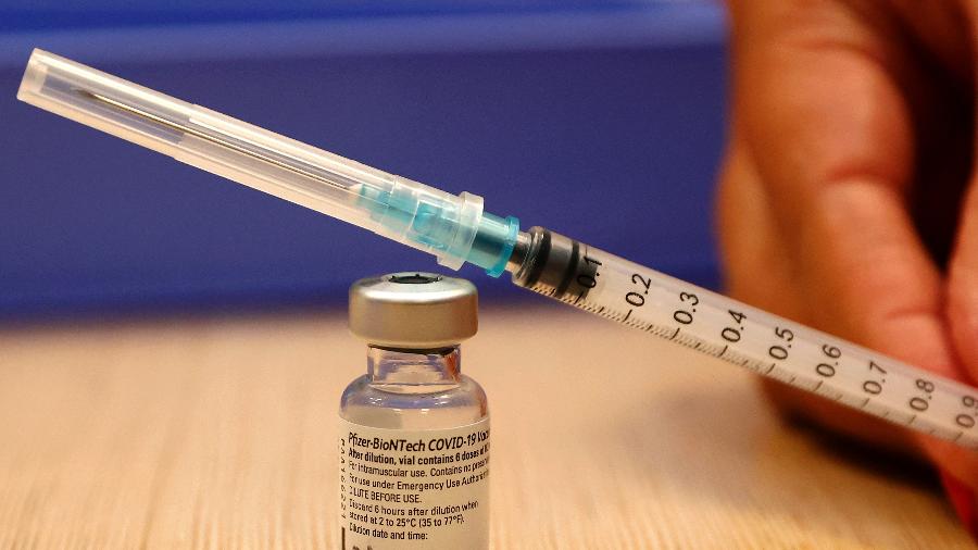 Diferente do que afirma a publicação, a vacina contra covid-19 da Pfizer teve pureza, eficácia e segurança testados - Jack Guez/AFP